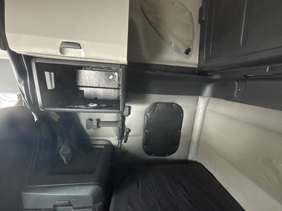 Sleeper Tractor-Heavy Duty Tractors-Freightliner-2022-T12664ST-Indianapolis-IN-589,207\n\t\tmiles-$ 52,000 - Image 16
