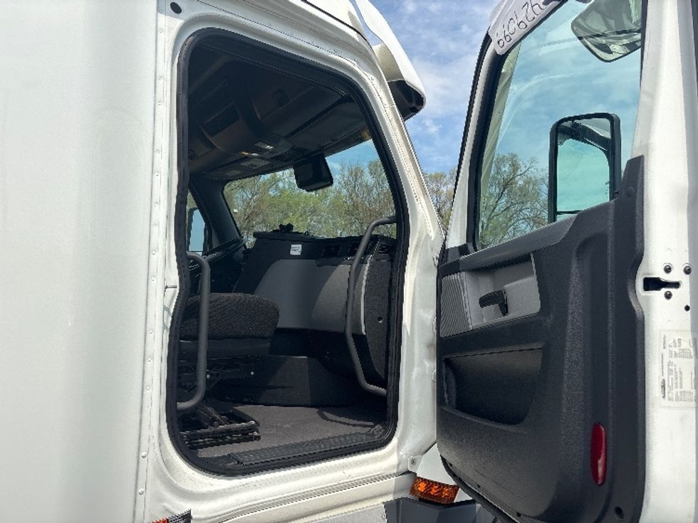 Sleeper Tractor-Heavy Duty Tractors-Freightliner-2022-T12664ST-Indianapolis-IN-589,207\n\t\tmiles-$ 52,000 - Image 18