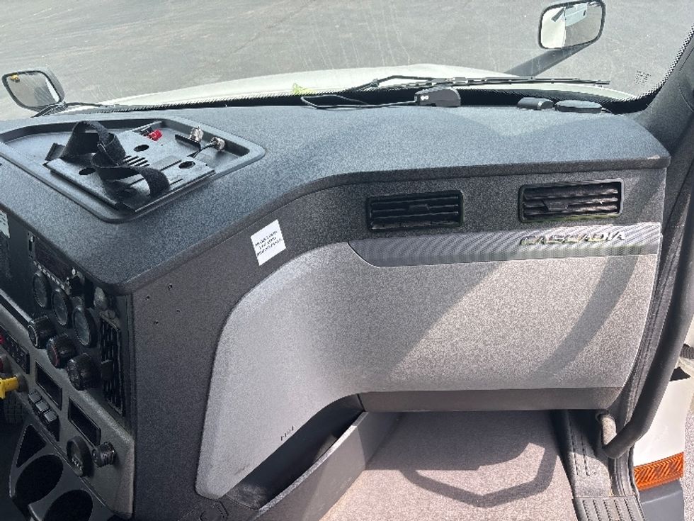 Sleeper Tractor-Heavy Duty Tractors-Freightliner-2022-T12664ST-Indianapolis-IN-589,207\n\t\tmiles-$ 52,000 - Image 19