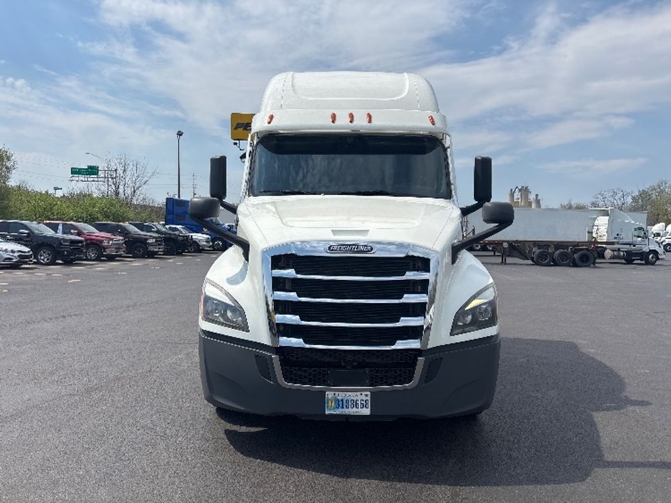 Sleeper Tractor-Heavy Duty Tractors-Freightliner-2022-T12664ST-Indianapolis-IN-589,207\n\t\tmiles-$ 52,000 - Image 2