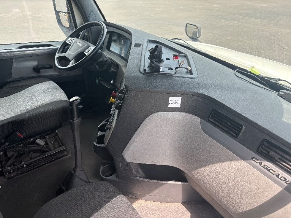 Sleeper Tractor-Heavy Duty Tractors-Freightliner-2022-T12664ST-Indianapolis-IN-589,207\n\t\tmiles-$ 52,000 - Image 20