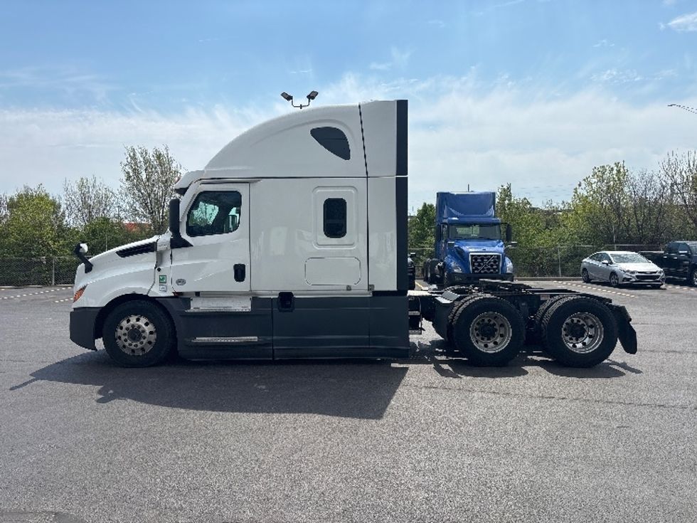 Sleeper Tractor-Heavy Duty Tractors-Freightliner-2022-T12664ST-Indianapolis-IN-589,207\n\t\tmiles-$ 52,000 - Image 4