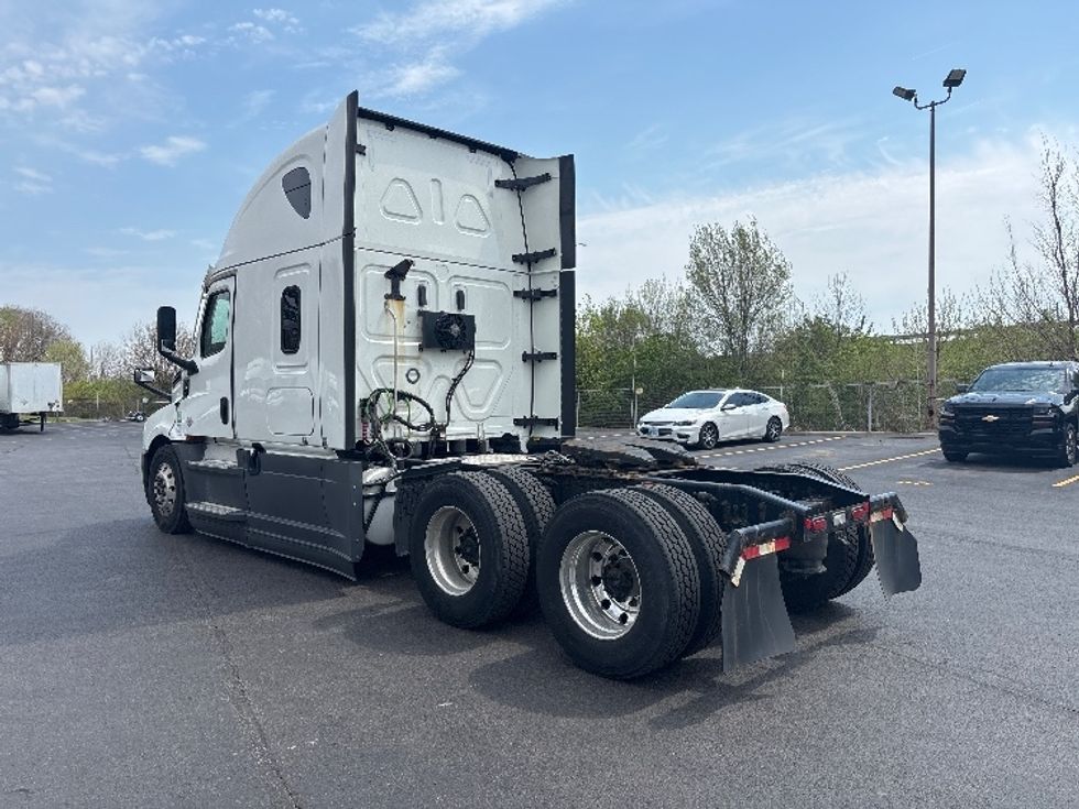 Sleeper Tractor-Heavy Duty Tractors-Freightliner-2022-T12664ST-Indianapolis-IN-589,207\n\t\tmiles-$ 52,000 - Image 5