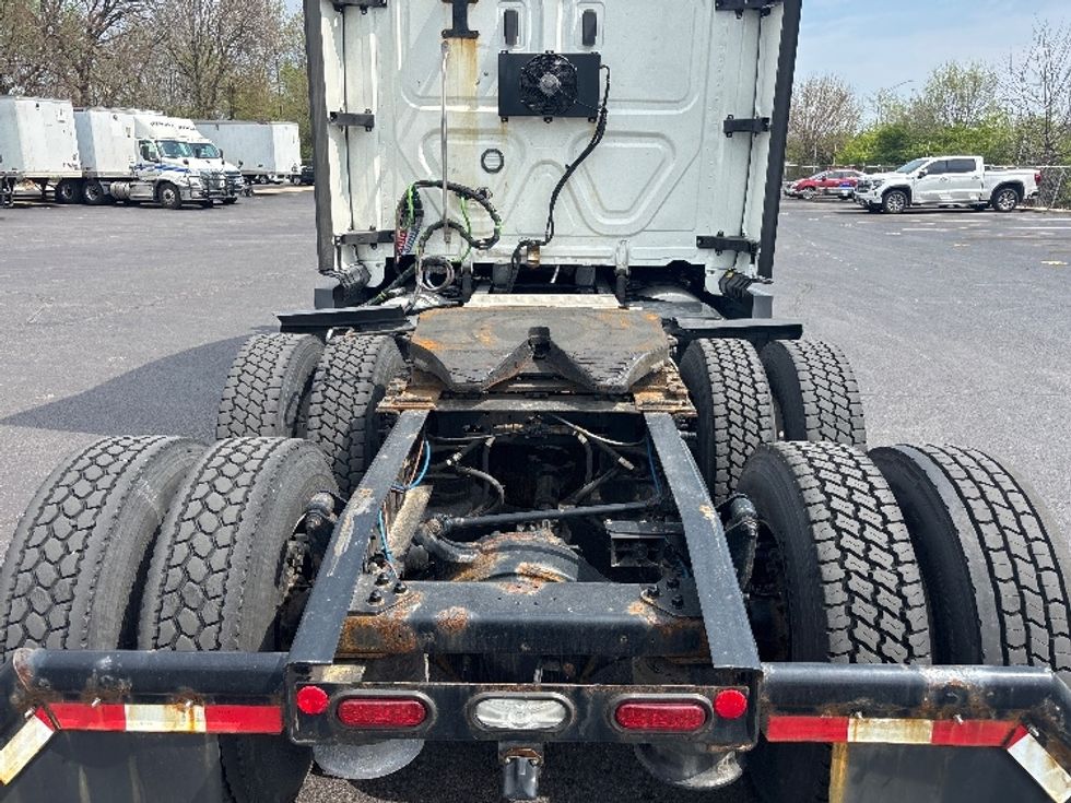 Sleeper Tractor-Heavy Duty Tractors-Freightliner-2022-T12664ST-Indianapolis-IN-589,207\n\t\tmiles-$ 52,000 - Image 6