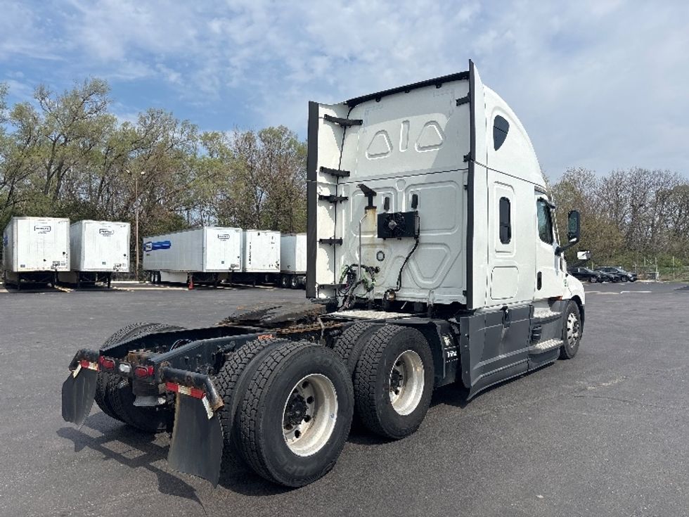 Sleeper Tractor-Heavy Duty Tractors-Freightliner-2022-T12664ST-Indianapolis-IN-589,207\n\t\tmiles-$ 52,000 - Image 7