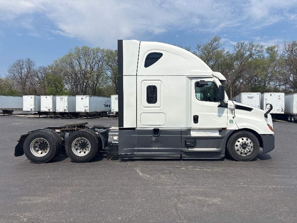 Sleeper Tractor-Heavy Duty Tractors-Freightliner-2022-T12664ST-Indianapolis-IN-589,207\n\t\tmiles-$ 52,000 - Image 8