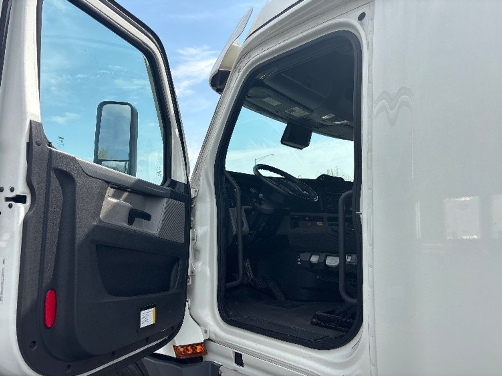 Sleeper Tractor-Heavy Duty Tractors-Freightliner-2022-T12664ST-Indianapolis-IN-589,207\n\t\tmiles-$ 52,000 - Image 9