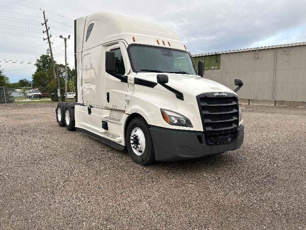 Sleeper Tractor-Heavy Duty Tractors-Freightliner-2022-T12664ST-Indianapolis-IN-649,982\n\t\tmiles-$ 56,000 - Image 1