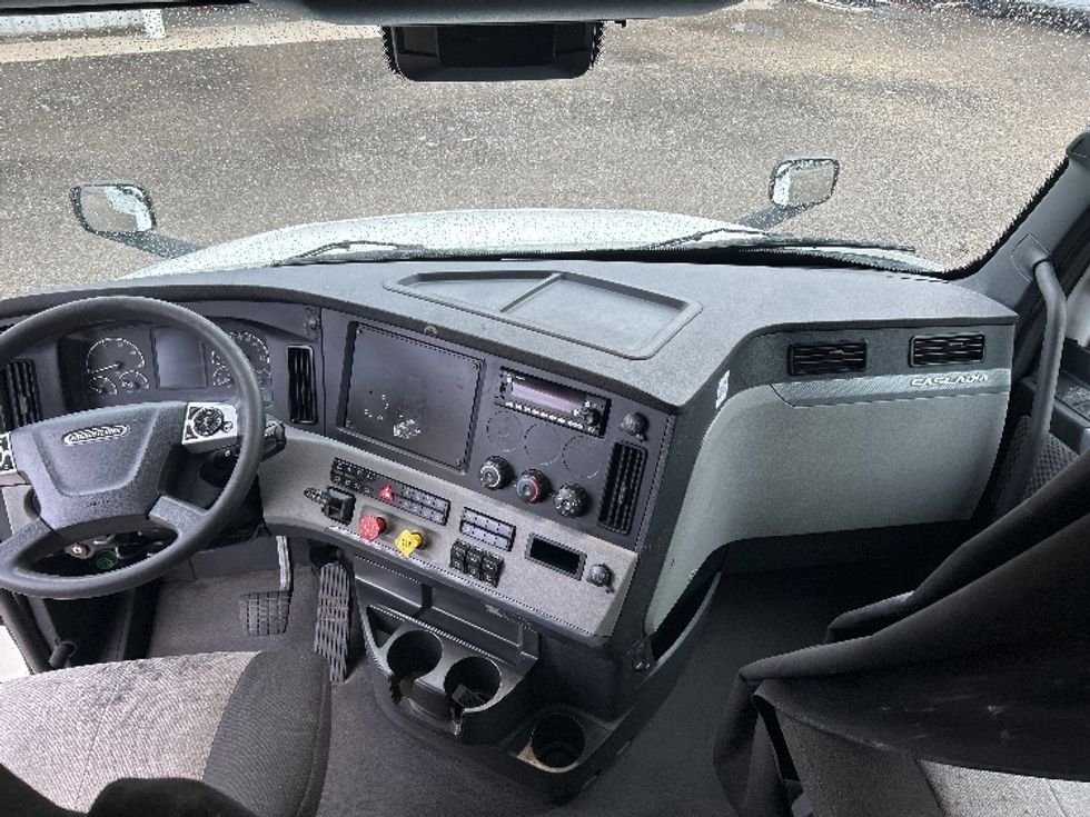Sleeper Tractor-Heavy Duty Tractors-Freightliner-2022-T12664ST-Indianapolis-IN-649,982\n\t\tmiles-$ 56,000 - Image 12
