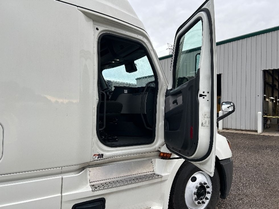 Sleeper Tractor-Heavy Duty Tractors-Freightliner-2022-T12664ST-Indianapolis-IN-649,982\n\t\tmiles-$ 56,000 - Image 13
