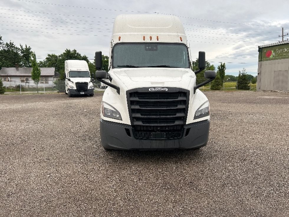 Sleeper Tractor-Heavy Duty Tractors-Freightliner-2022-T12664ST-Indianapolis-IN-649,982\n\t\tmiles-$ 56,000 - Image 2