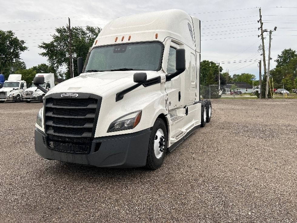 Sleeper Tractor-Heavy Duty Tractors-Freightliner-2022-T12664ST-Indianapolis-IN-649,982\n\t\tmiles-$ 56,000 - Image 3