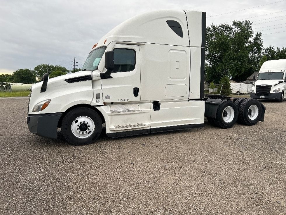 Sleeper Tractor-Heavy Duty Tractors-Freightliner-2022-T12664ST-Indianapolis-IN-649,982\n\t\tmiles-$ 56,000 - Image 4