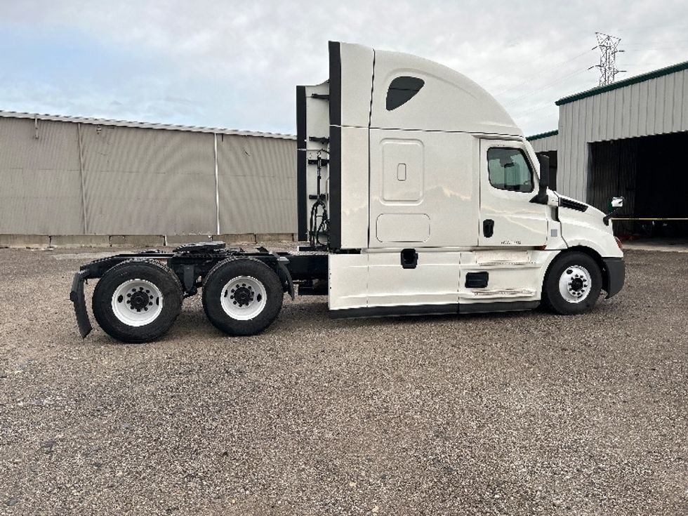 Sleeper Tractor-Heavy Duty Tractors-Freightliner-2022-T12664ST-Indianapolis-IN-649,982\n\t\tmiles-$ 56,000 - Image 8