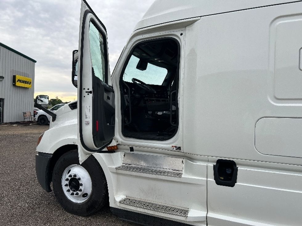 Sleeper Tractor-Heavy Duty Tractors-Freightliner-2022-T12664ST-Indianapolis-IN-649,982\n\t\tmiles-$ 56,000 - Image 9