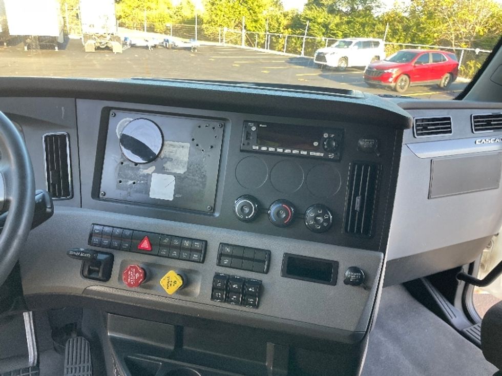 Sleeper Tractor-Heavy Duty Tractors-Freightliner-2022-T12664ST-Indianapolis-IN-668,135\n\t\tmiles-$ 51,750 - Image 10