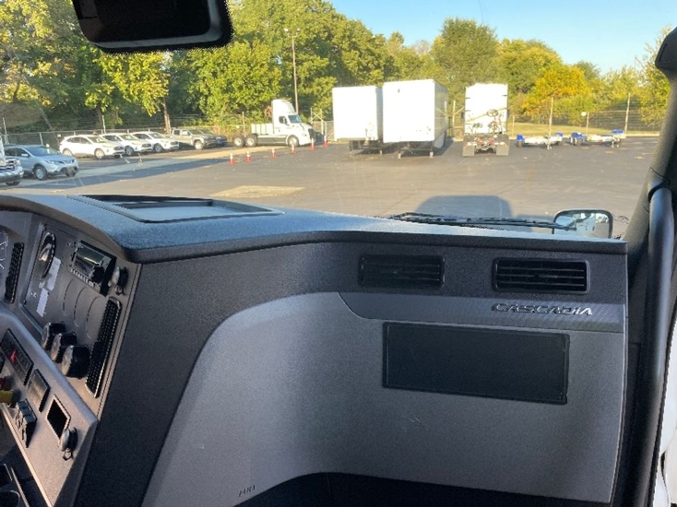 Sleeper Tractor-Heavy Duty Tractors-Freightliner-2022-T12664ST-Indianapolis-IN-668,135\n\t\tmiles-$ 51,750 - Image 11