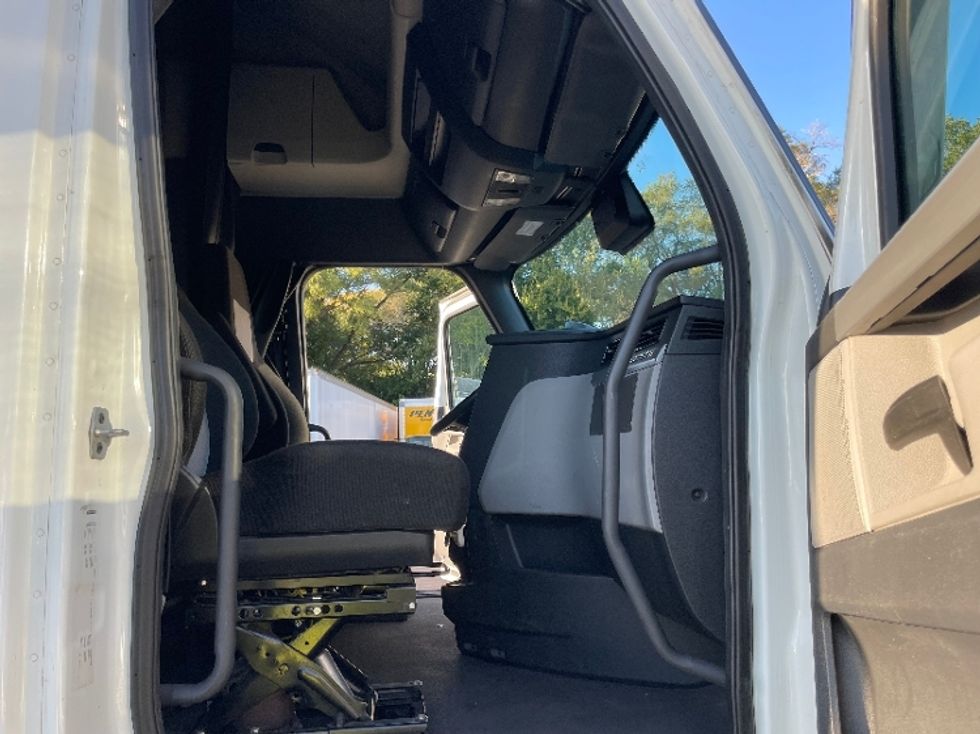 Sleeper Tractor-Heavy Duty Tractors-Freightliner-2022-T12664ST-Indianapolis-IN-668,135\n\t\tmiles-$ 51,750 - Image 12