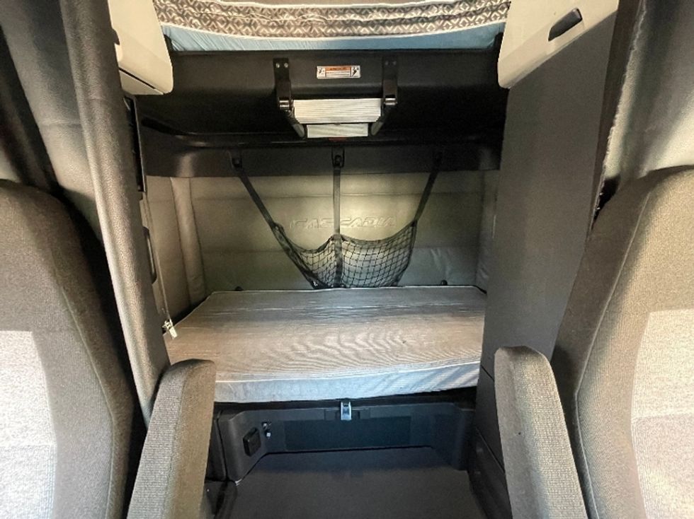 Sleeper Tractor-Heavy Duty Tractors-Freightliner-2022-T12664ST-Indianapolis-IN-668,135\n\t\tmiles-$ 51,750 - Image 13