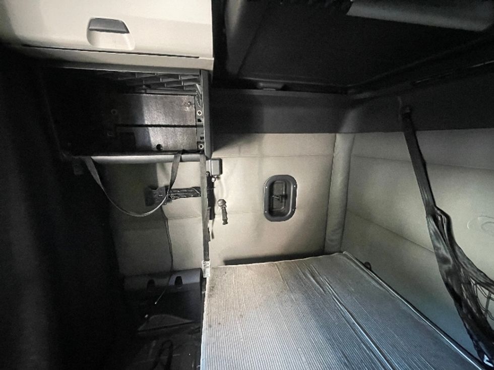 Sleeper Tractor-Heavy Duty Tractors-Freightliner-2022-T12664ST-Indianapolis-IN-668,135\n\t\tmiles-$ 51,750 - Image 14