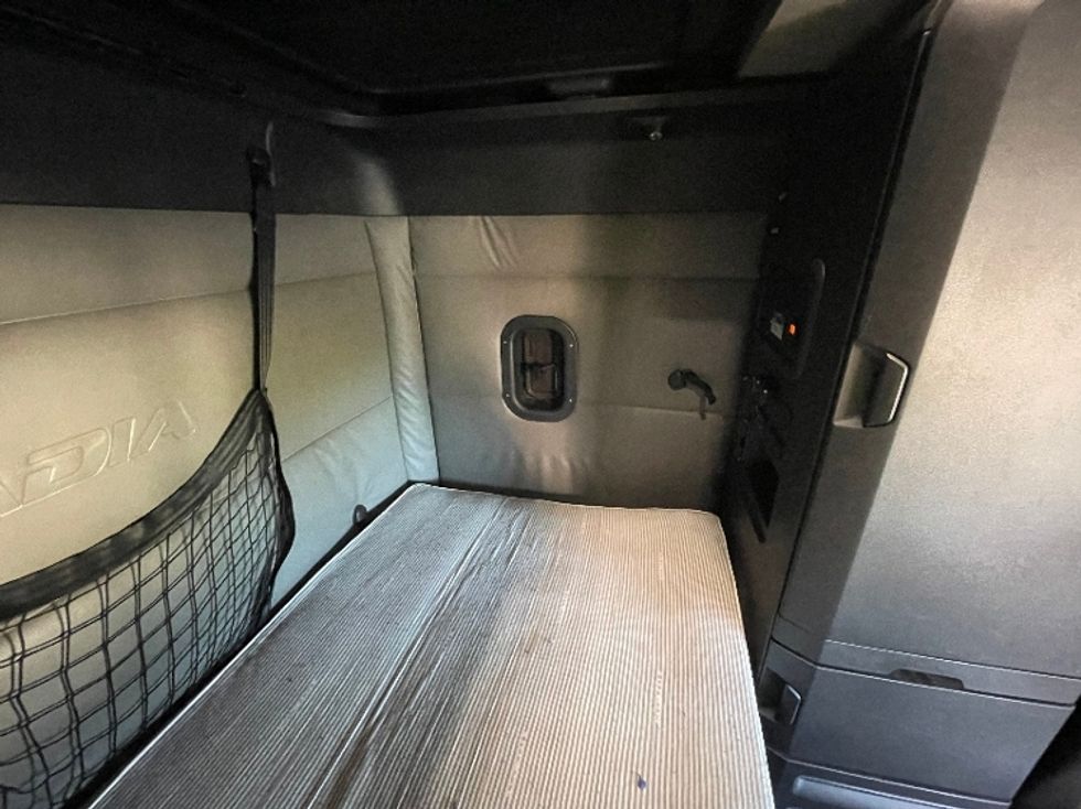 Sleeper Tractor-Heavy Duty Tractors-Freightliner-2022-T12664ST-Indianapolis-IN-668,135\n\t\tmiles-$ 51,750 - Image 15