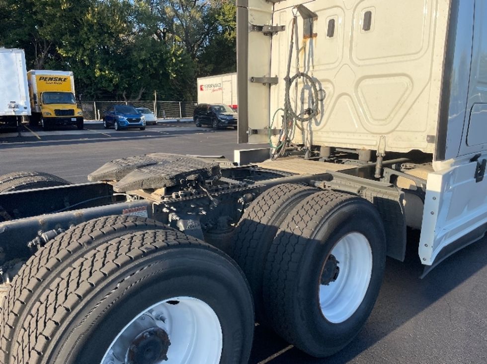 Sleeper Tractor-Heavy Duty Tractors-Freightliner-2022-T12664ST-Indianapolis-IN-668,135\n\t\tmiles-$ 51,750 - Image 16