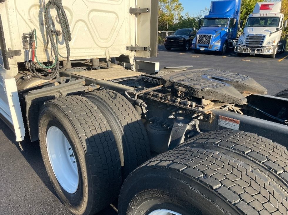 Sleeper Tractor-Heavy Duty Tractors-Freightliner-2022-T12664ST-Indianapolis-IN-668,135\n\t\tmiles-$ 51,750 - Image 17