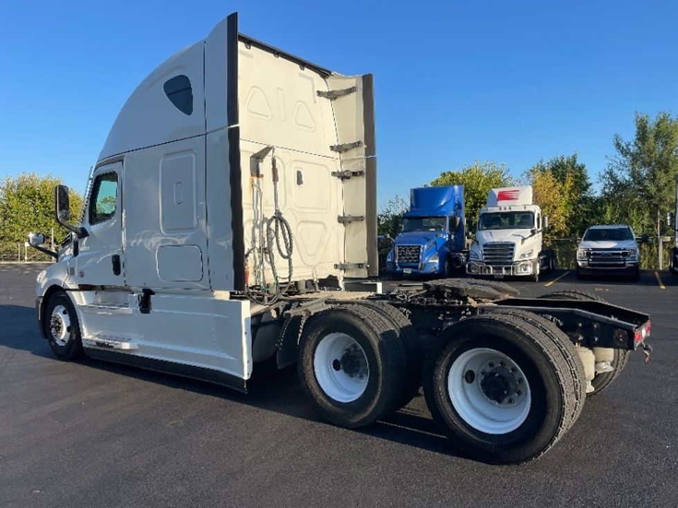 Sleeper Tractor-Heavy Duty Tractors-Freightliner-2022-T12664ST-Indianapolis-IN-668,135\n\t\tmiles-$ 51,750 - Image 4