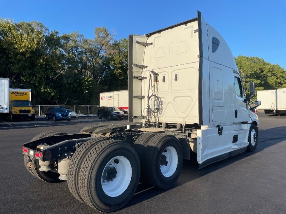 Sleeper Tractor-Heavy Duty Tractors-Freightliner-2022-T12664ST-Indianapolis-IN-668,135\n\t\tmiles-$ 51,750 - Image 6