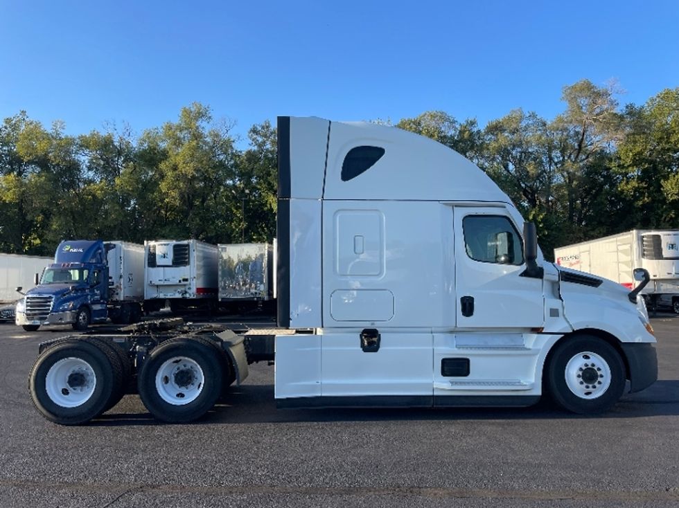 Sleeper Tractor-Heavy Duty Tractors-Freightliner-2022-T12664ST-Indianapolis-IN-668,135\n\t\tmiles-$ 51,750 - Image 7