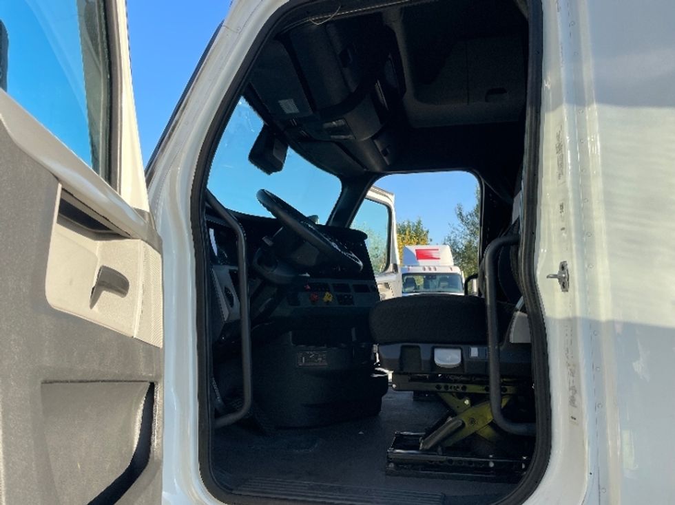 Sleeper Tractor-Heavy Duty Tractors-Freightliner-2022-T12664ST-Indianapolis-IN-668,135\n\t\tmiles-$ 51,750 - Image 8