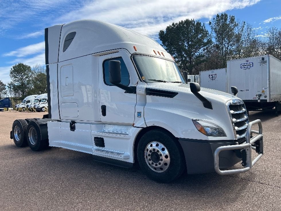 Sleeper Tractor-Heavy Duty Tractors-Freightliner-2022-T12664ST-Jackson-MS-473,705\n\t\tmiles-$ 75,750 - Image 1