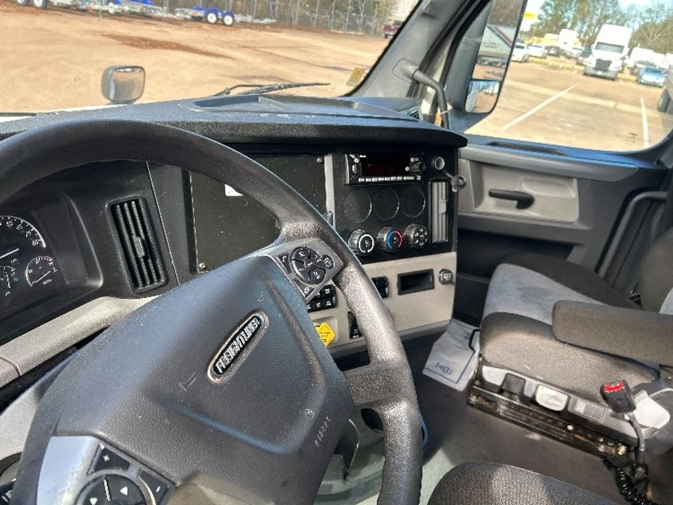Sleeper Tractor-Heavy Duty Tractors-Freightliner-2022-T12664ST-Jackson-MS-473,705\n\t\tmiles-$ 75,750 - Image 10