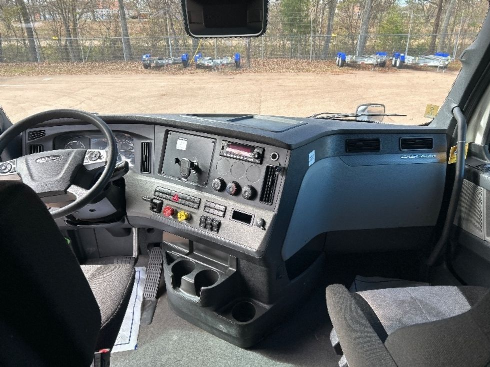 Sleeper Tractor-Heavy Duty Tractors-Freightliner-2022-T12664ST-Jackson-MS-473,705\n\t\tmiles-$ 75,750 - Image 12