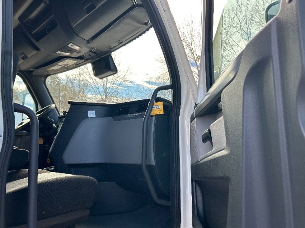 Sleeper Tractor-Heavy Duty Tractors-Freightliner-2022-T12664ST-Jackson-MS-473,705\n\t\tmiles-$ 75,750 - Image 13