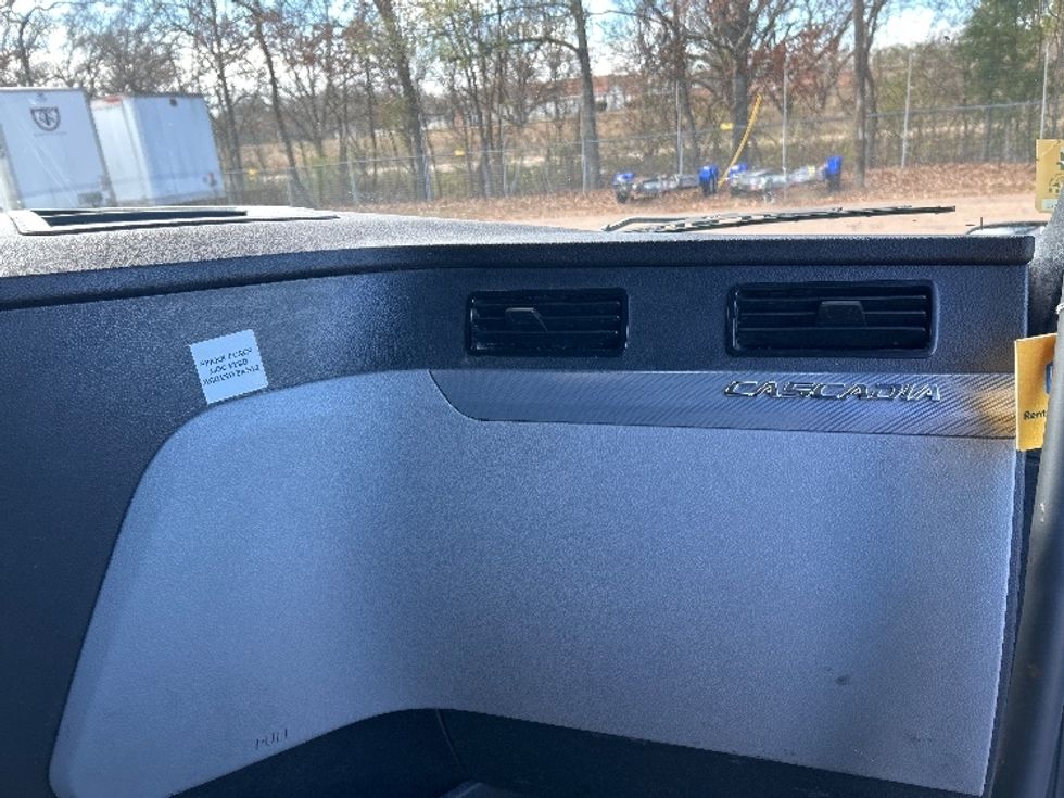 Sleeper Tractor-Heavy Duty Tractors-Freightliner-2022-T12664ST-Jackson-MS-473,705\n\t\tmiles-$ 75,750 - Image 14