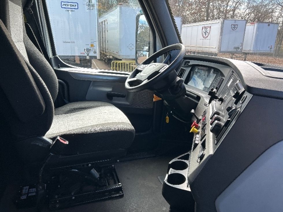 Sleeper Tractor-Heavy Duty Tractors-Freightliner-2022-T12664ST-Jackson-MS-473,705\n\t\tmiles-$ 75,750 - Image 15