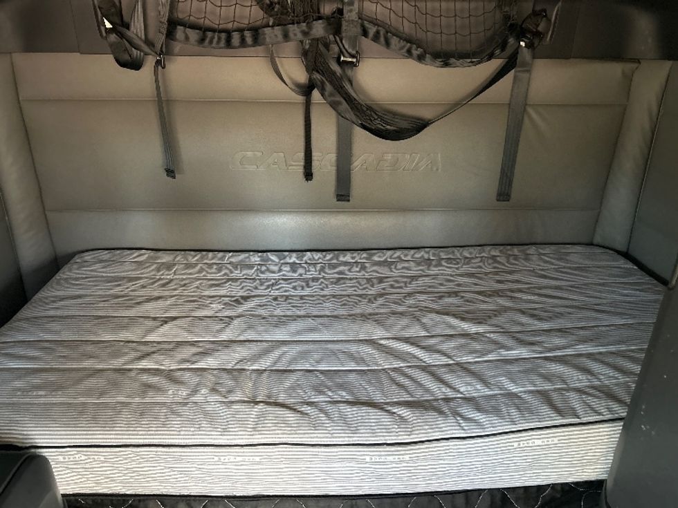 Sleeper Tractor-Heavy Duty Tractors-Freightliner-2022-T12664ST-Jackson-MS-473,705\n\t\tmiles-$ 75,750 - Image 16