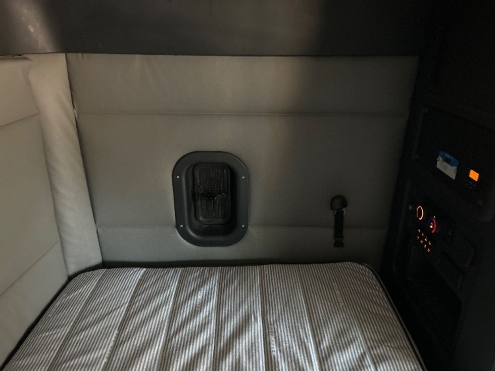 Sleeper Tractor-Heavy Duty Tractors-Freightliner-2022-T12664ST-Jackson-MS-473,705\n\t\tmiles-$ 75,750 - Image 18