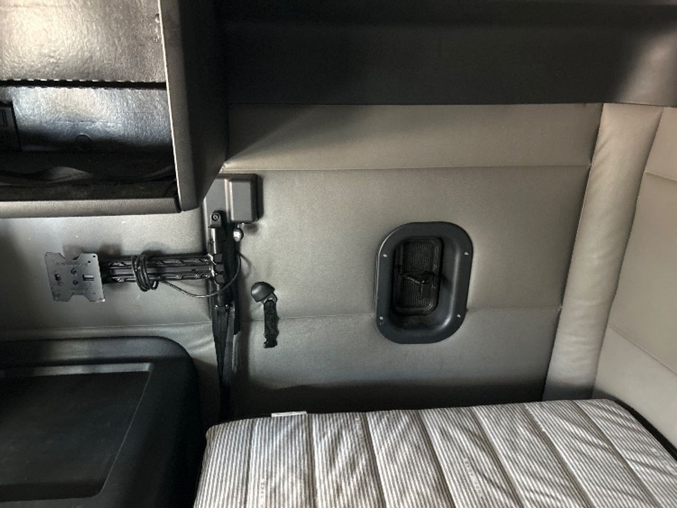 Sleeper Tractor-Heavy Duty Tractors-Freightliner-2022-T12664ST-Jackson-MS-473,705\n\t\tmiles-$ 75,750 - Image 19