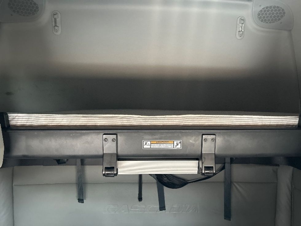 Sleeper Tractor-Heavy Duty Tractors-Freightliner-2022-T12664ST-Jackson-MS-473,705\n\t\tmiles-$ 75,750 - Image 22