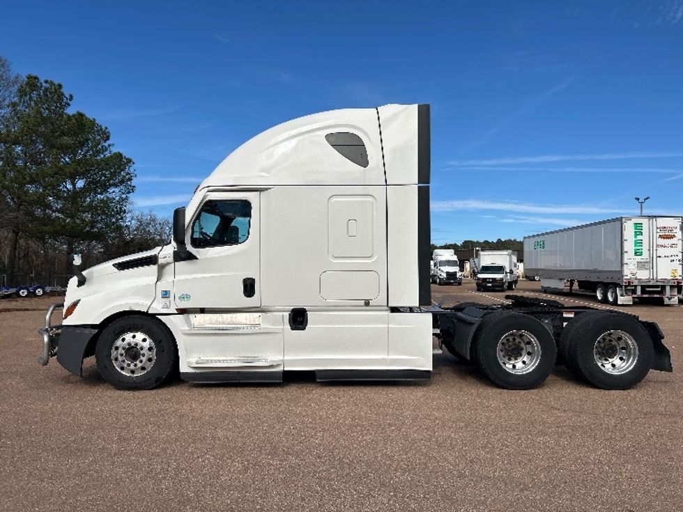 Sleeper Tractor-Heavy Duty Tractors-Freightliner-2022-T12664ST-Jackson-MS-473,705\n\t\tmiles-$ 75,750 - Image 4
