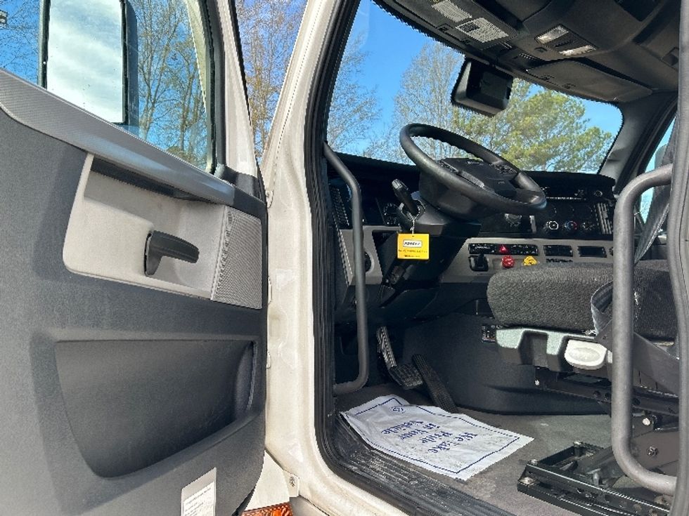 Sleeper Tractor-Heavy Duty Tractors-Freightliner-2022-T12664ST-Jackson-MS-473,705\n\t\tmiles-$ 75,750 - Image 9