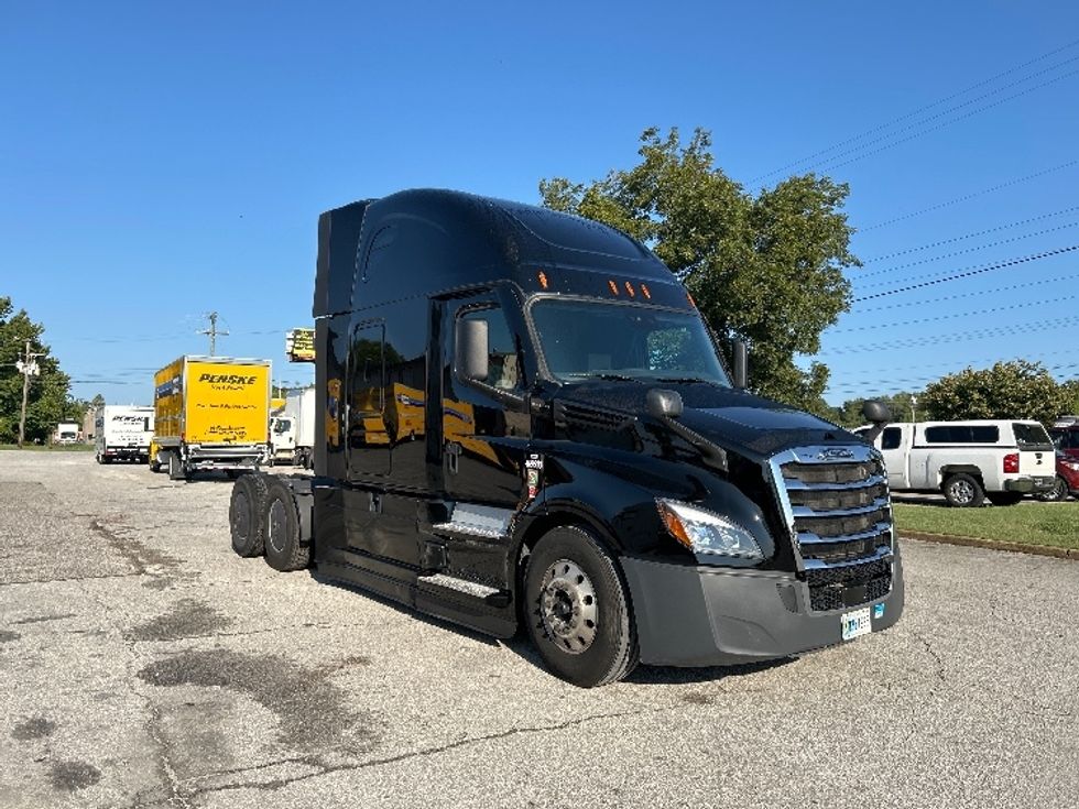 2022 Freightliner T12664ST Sleeper Tractor