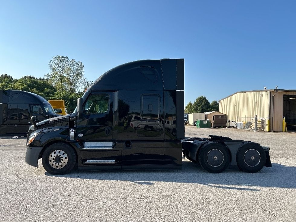 2022 Freightliner T12664ST Sleeper Tractor