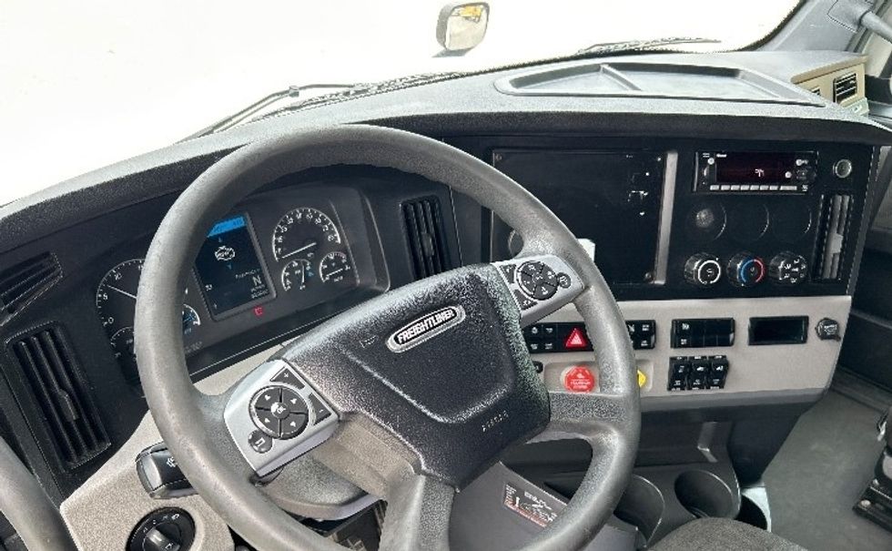Sleeper Tractor-Heavy Duty Tractors-Freightliner-2022-T12664ST-Jackson-TN-392,797\n\t\tmiles-$ 83,750 - Image 10