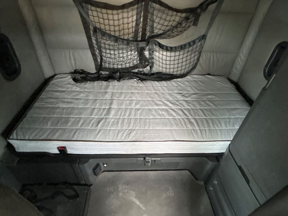 Sleeper Tractor-Heavy Duty Tractors-Freightliner-2022-T12664ST-Jackson-TN-392,797\n\t\tmiles-$ 83,750 - Image 15