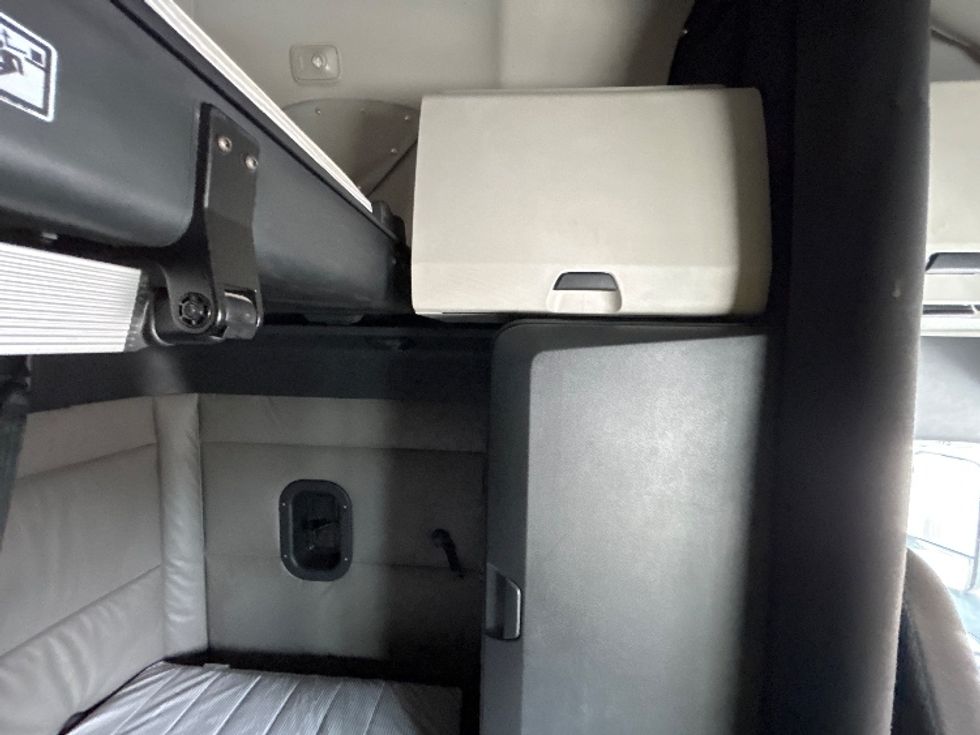 Sleeper Tractor-Heavy Duty Tractors-Freightliner-2022-T12664ST-Jackson-TN-392,797\n\t\tmiles-$ 83,750 - Image 17