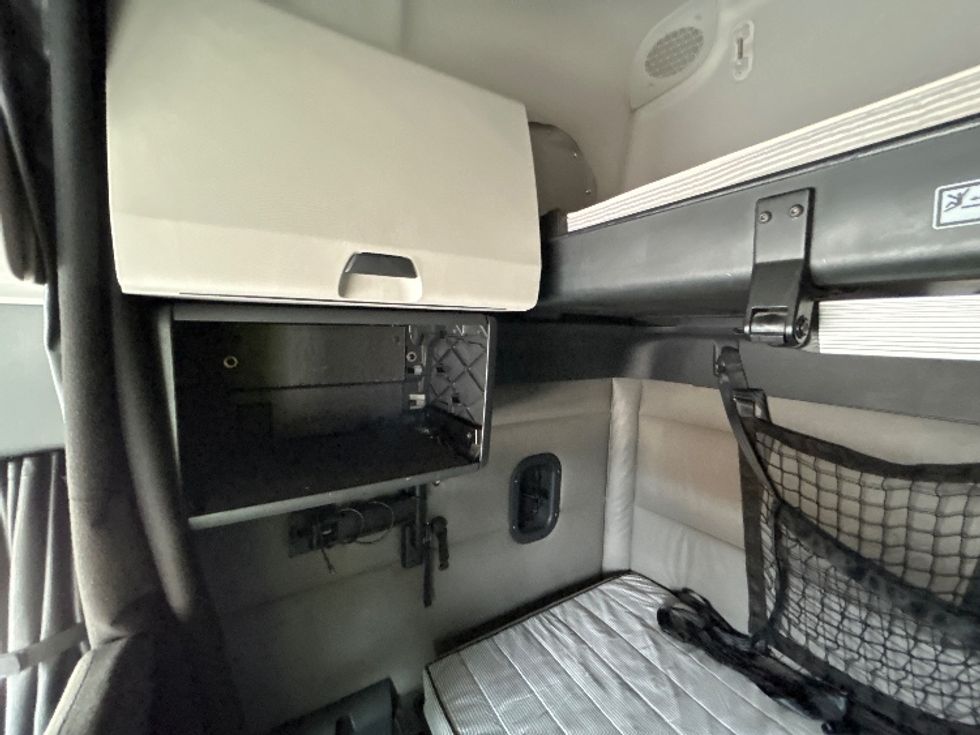 Sleeper Tractor-Heavy Duty Tractors-Freightliner-2022-T12664ST-Jackson-TN-392,797\n\t\tmiles-$ 83,750 - Image 18