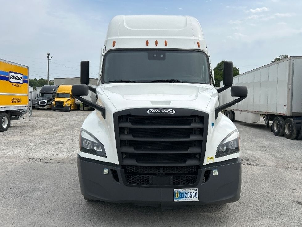 2022 Freightliner Cascadia 126" Sleeper Cab photo 2